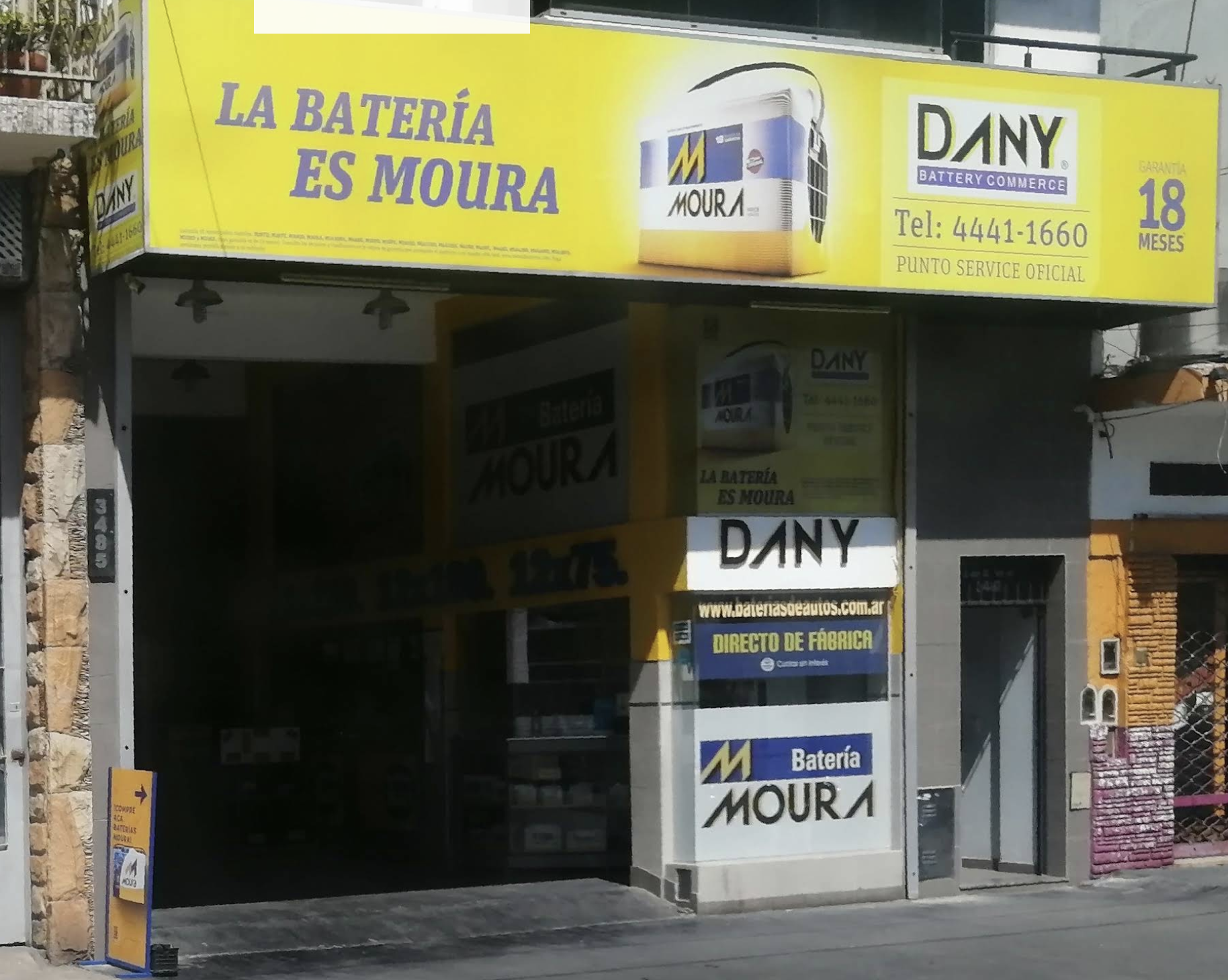 Frente del local de Baterías Moura Dany en San Justo