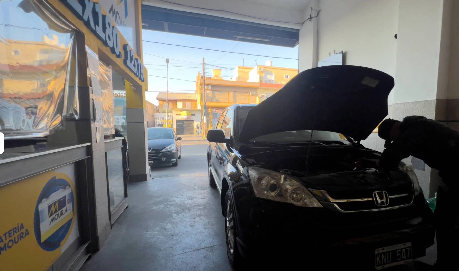Local de Baterías Dany con estanterías de baterías para auto